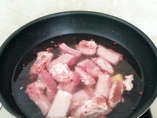 2、家庭版:高升排骨,姜切片,花椒粒,肋排一起放入凉水锅中,煮开戳水。