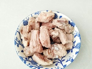3、家庭版:高升排骨,戳水后的肋排撤底清洗干净血末。