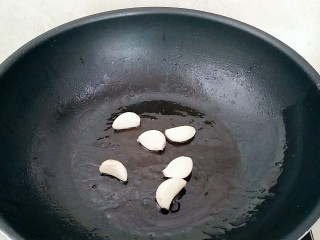 4、家庭版:高升排骨,锅中放入2汤匙玉米油,放入大蒜,煸炒出味,捡出弃掉。