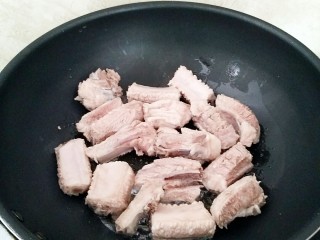 5、家庭版:高升排骨,放入肋排,小火煸炒。