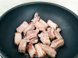 6、家庭版:高升排骨,煸炒出油,多余的油脂倒出不用。