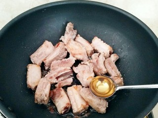 7、家庭版:高升排骨,放入1勺米酒。