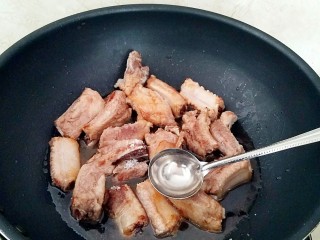 11、家庭版:高升排骨,5勺清水。