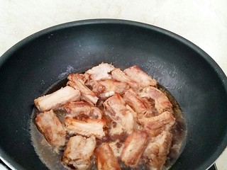 12、家庭版:高升排骨,所有的水量莫不过排骨,用大火烧开。