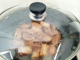 13、家庭版:高升排骨,立马转成小火,盖上锅盖闷烧30分钟。