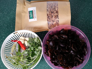 1、#菌类料理#木耳凉拌核桃仁,备好食材、木耳提前泡发好