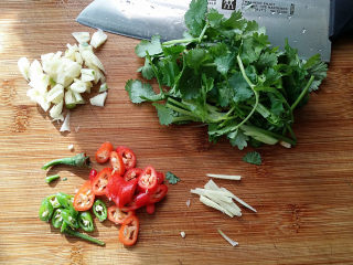 2、#菌类料理#木耳凉拌核桃仁,生姜、蒜头、香菜和青红椒、清洗干净后切好备用