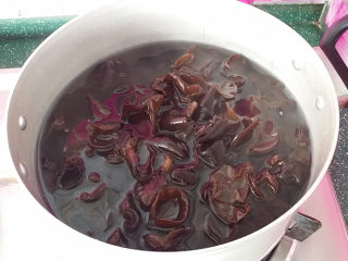 3、#菌类料理#木耳凉拌核桃仁,将泡发好的木耳放入锅中、加适量清水加盖大火