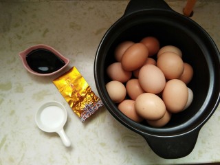 1、爆裂纹茶叶蛋，早餐来两个。,所有的材料准备好。