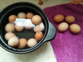 2、爆裂纹茶叶蛋，早餐来两个。,鸡蛋先用清水洗干净。