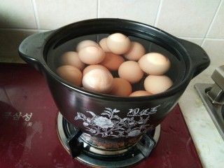 5、爆裂纹茶叶蛋，早餐来两个。,然后把洗干净的鸡蛋放在里面。