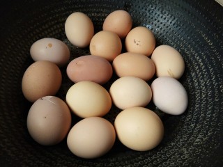 7、爆裂纹茶叶蛋，早餐来两个。,放在盆里，盖上盖晃晃，让蛋壳都有裂缝。