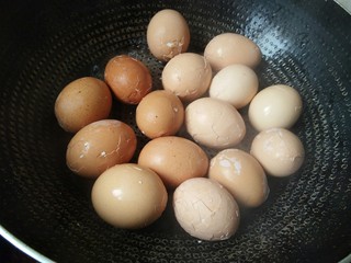 8、爆裂纹茶叶蛋，早餐来两个。,这是全部晃好的鸡蛋。