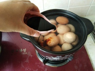 9、爆裂纹茶叶蛋，早餐来两个。,重新放入砂锅里，然后倒入老抽。