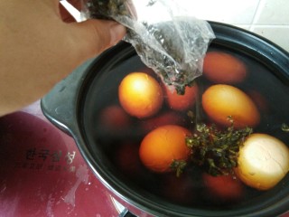 11、爆裂纹茶叶蛋，早餐来两个。,最后倒入茶叶。