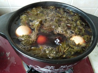 13、爆裂纹茶叶蛋，早餐来两个。,煮开以后，在锅里腌制一夜。