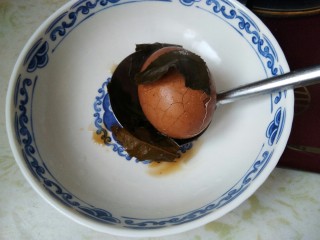 15、爆裂纹茶叶蛋，早餐来两个。,看出来茶叶蛋，是不是特别有诱惑力。