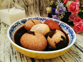 16、爆裂纹茶叶蛋，早餐来两个。,我家多宝早餐吃茶叶蛋可以吃两个，又有那种妈妈的味道了。