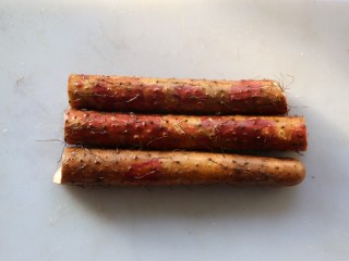 1、蓝莓山药泥,准备一些山药。