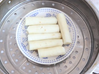 2、蓝莓山药泥,山药去皮后,上锅蒸熟。