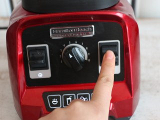 6、蓝莓山药泥,开启破壁机右侧开关,然后选择手动脉冲功能,搅打几秒钟即可。