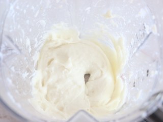 7、蓝莓山药泥,搅打好的山药泥非常均匀、细腻。