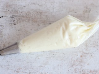 8、蓝莓山药泥,将山药泥装入裱花袋中,选择自己喜欢的花嘴。