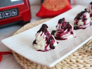 11、蓝莓山药泥,新年里,做这样一道美味的甜点,新的一年里愿你每天都甜甜蜜蜜!