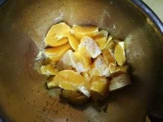 5、橙子果酱 化痰消食防感冒,将橙子果肉和柠檬果肉取出，记得一定要剔除核，不然也会让果酱变苦的。