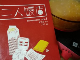 13、橙子果酱 化痰消食防感冒,加入果皮，再小火熬制二十分钟，一定要不停的搅拌哦。一边读安东尼一边做果酱，是不是好惬意？