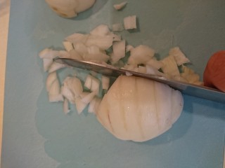 1、日式漢堡肉套餐,洋蔥切丁，利用橫切豎切法很省時間哦！