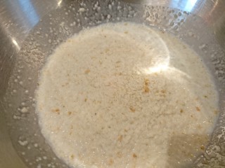 2、日式漢堡肉套餐,麵包糠+牛奶，讓麵包糠吸飽牛奶變糊狀。