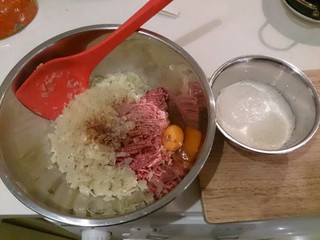 4、日式漢堡肉套餐,所有材料都加入，用手混合拌勻至出筋。