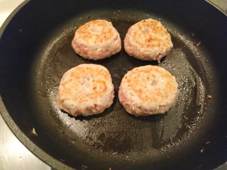 10、日式漢堡肉套餐,翻面後是這個樣子滴！凹槽會有血水，等水變清澈就是熟透了。