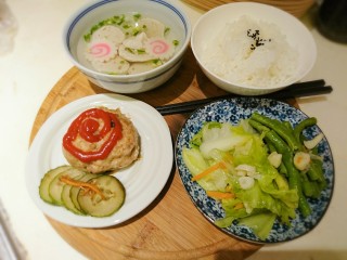 13、日式漢堡肉套餐,再加個炒高麗菜、炒豆子、丸子湯，配飯！這樣還可以吧！????