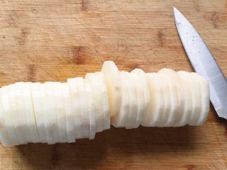 4、桂雨山药,切成薄片