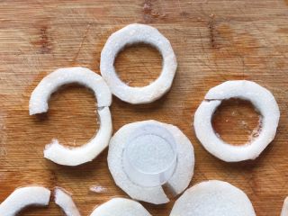 5、桂雨山药,我买的山药有点粗，借用模具弄小点，不用也可以