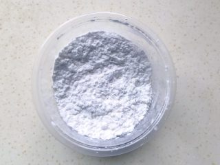 7、桂雨山药,把木薯粉和干淀粉搅拌均匀