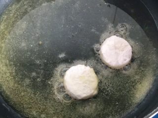 12、桂雨山药,放进油锅煎，煎2-3分钟，翻面继续煎