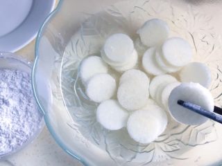 10、桂雨山药,用筷子夹起一片山药