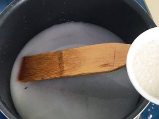 15、桂雨山药,把拌好的藕粉水倒进锅里，放入白糖
