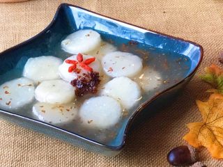 19、桂雨山药,撒上几粒枸杞点缀一下，爽滑透明的芡汁包裹住内脆外糯的山药，吃进嘴里还有淡淡的桂花清香.....