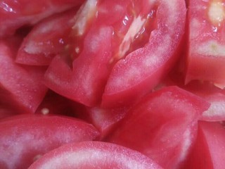 1、秘密什锦盖浇面,番茄洗净切块。