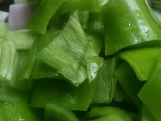 2、秘密什锦盖浇面,青椒洗净，切块。