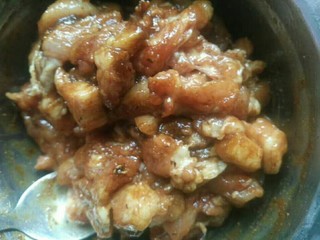 3、秘密什锦盖浇面,肉切粒，加盐，鸡精，味精，少许酱油，香油，胡椒粉，嫩肉粉等腌制几分钟。