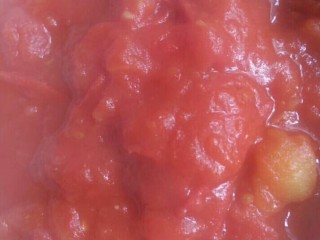 4、秘密什锦盖浇面,倒少许油，番茄炒成酱，装碗内待用。