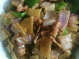 5、秘密什锦盖浇面,油烧好，把肉，切好的土豆片、洋葱，青椒翻炒。