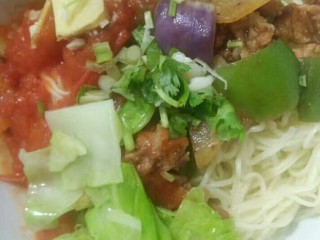 6、秘密什锦盖浇面,面条煮好后，装盘，把炒好的拌料、番茄，莲花白依次铺在上面，加葱姜蒜香菜。