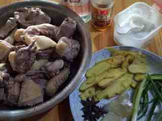 1、姜母鸭,番鸭洗净切块，入开水中肏几分钟，捞出再清水冲洗干净