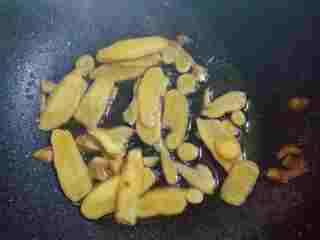 2、姜母鸭,切好姜片，锅中坐入麻油，烧至六成热时，下姜片慢慢煸香